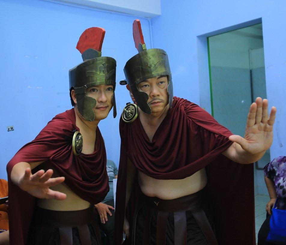 Nhảy múa không làm khó Trấn Thành, cũng không quá sức với Việt Hương nhưng lại khiến Chí Tài, Trường Giang chật vật xoay sở. 