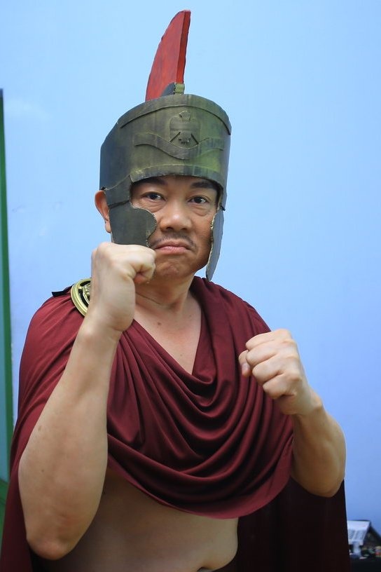 Người làm khó anh chính là danh hài Việt Hương khi trong suốt quá trình tập luyện, nữ danh hài xem xét các điệu nhảy ngẫu hứng của đàn anh và phán “già mà còn nhảy rất xấu”. 