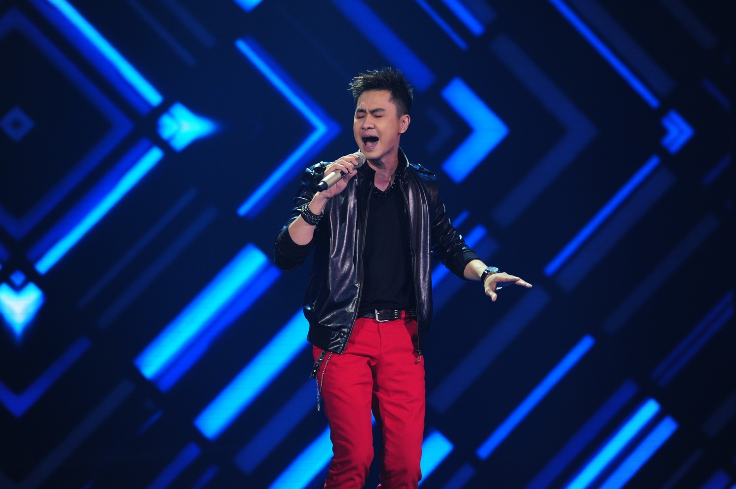 Tùng Lâm chứng tỏ màu sắc trong giọng hát khi chọn ca khúc Đừng ngoảnh lại. Mặc dù còn khá mới mẻ trong dòng nhạc R&B nhưng với nội lực sẳn có, anh không quá khó khăn để làm tròn bài hát.