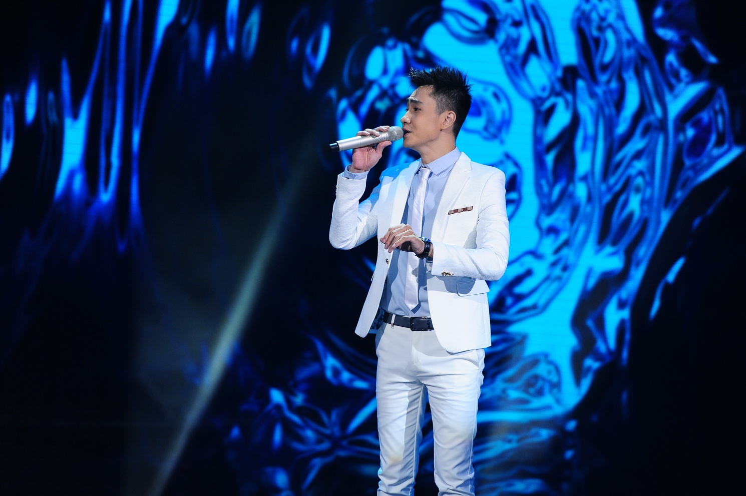 Nhạc sĩ Đức Huy cho rằng đoạn đầu nếu nam ca sĩ trẻ bỏ nhỏ sẽ khiến bài hát có nhiều cao trào và giàu cảm xúc hơn. Với tiết mục này, anh giành được 86 bình chọn từ 101 giám khảo và trở thành người có số điểm cao nhất. 