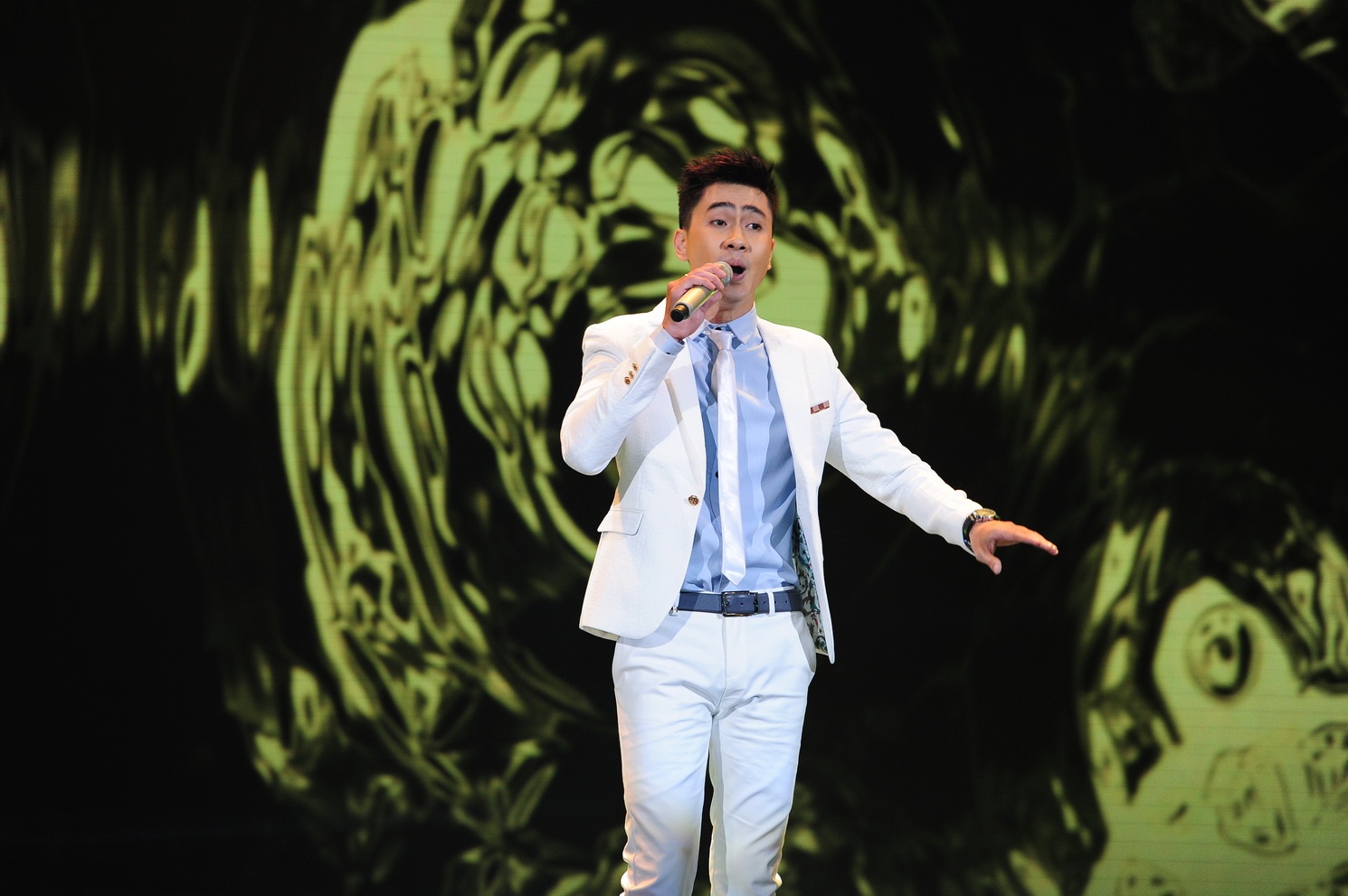 Trở lại diễn biến của lượt đầu tiên, Tùng Lâm và Hoàng Anh xuất sắc giành được 2 chiếc vé cho vòng đối đầu. Biểu diễn đầu tiên nhưng Tùng Lâm đã lấn át sự hồi hộp khi thể hiện ca khúc Chờ người nơi ấy. Mặc dù ca khúc trong bộ phim Mỹ nhân kế được tái sinh qua nhiều giọng ca khác ngoài Uyên Linh, nhưng qua giọng hát sạch sẽ và sang trọng của Tùng Lâm, Chờ người nơi ấy vẫn tràn đầy sức sống. 