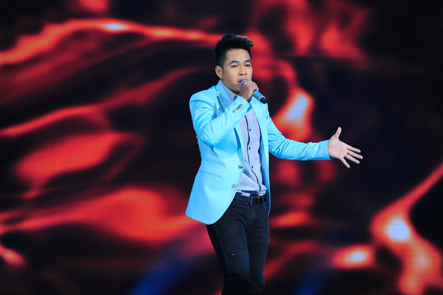 Với ca khúc Nơi đảo xa, Hoàng Anh nhận được 74 điểm và bước vào vòng đối đầu với Tùng Lâm. Cặp đôi này đã gây nên cuộc chiến ồn ào và nhiều sóng gió trong phần thương lượng. 