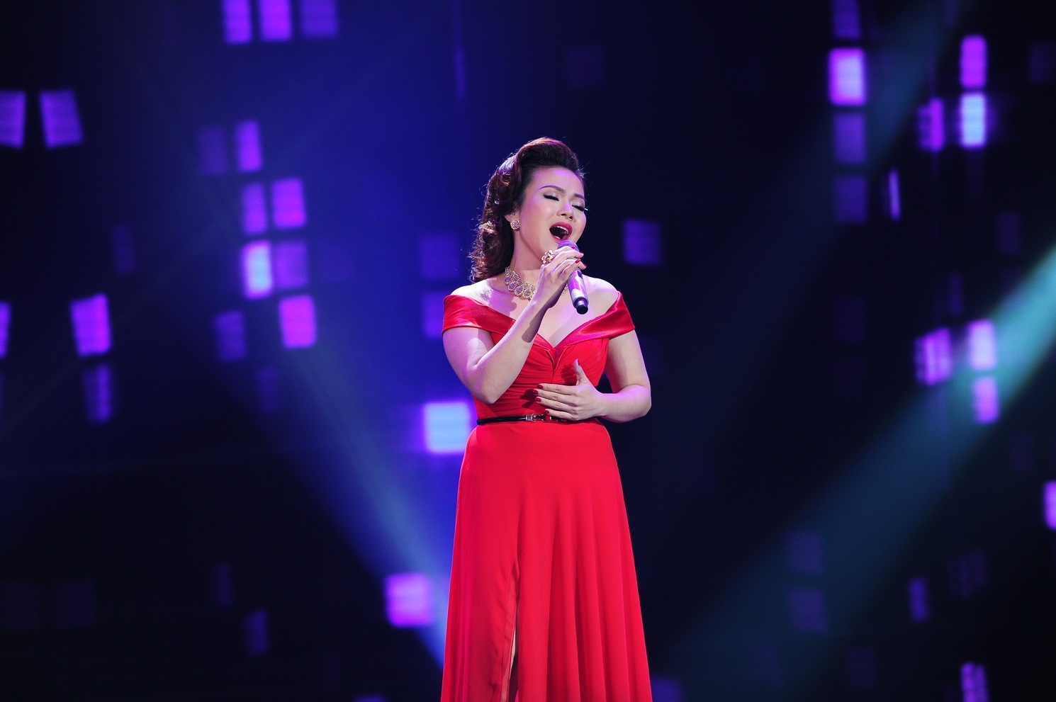 Ở lượt đấu đầu tiên, dù có phần thi được đánh giá cao nhưng Hải Yến Idol vẫn không có mặt ở vòng đối đầu. Ca khúc Nuối tiếc mà cô trình diễn tạo được ấn tượng đẹp cho người nghe khi thoát khỏi cái bóng Hồ Quỳnh Hương. Tuy nhiên, giám khảo trường quay không hài lòng với tiết mục này và cô chỉ nhận được 47 điểm, phải chấp nhận rời cuộc chơi.