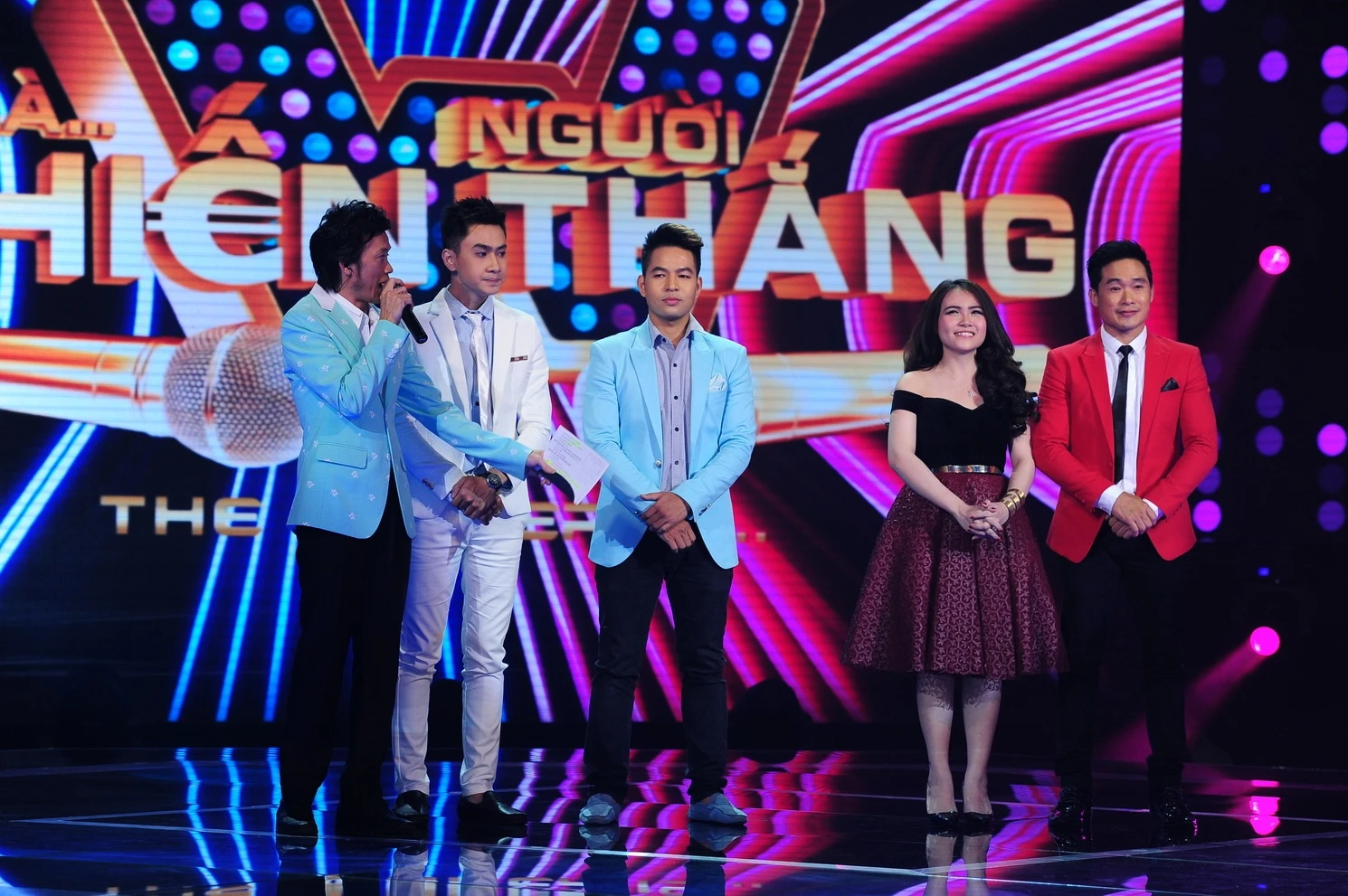 Sau lượt đấu đầu tiên, trước khi bước vào vòng đối đầu, nhạc sĩ Và con tim đã vui trở lại đứng lên cắt lời Hoài Linh để phát biểu. Anh mong 100 giám khảo có cái nhìn công tâm và bình chọn xác đáng. Tuy nhiên, chính nhạc sĩ Đức Huy lại thiếu khách quan trong phần thi của Lương Chí Cường và Diễm Hương.