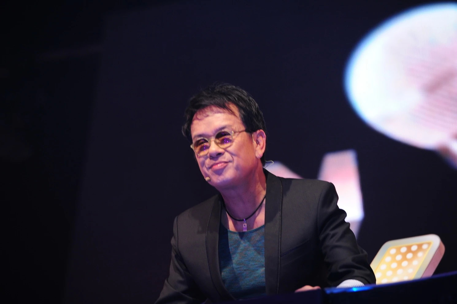 Dường như quá bất bình cho nữ ca sĩ, giám khảo chính Đức Huy đã lên tiếng phản đối. Nhạc sĩ cảm thấy “thất vọng” vì 100 giám khảo còn lại đã bình chọn không chính xác. Hoài Linh chữa cháy cho người anh thân thiết khi cho rằng mỗi người có một gu nhạc riêng. Đức Huy đành chấp nhận điều này nhưng vẫn cố nói vớt cho Hải Yến “với tôi em là người chiến thắng”.