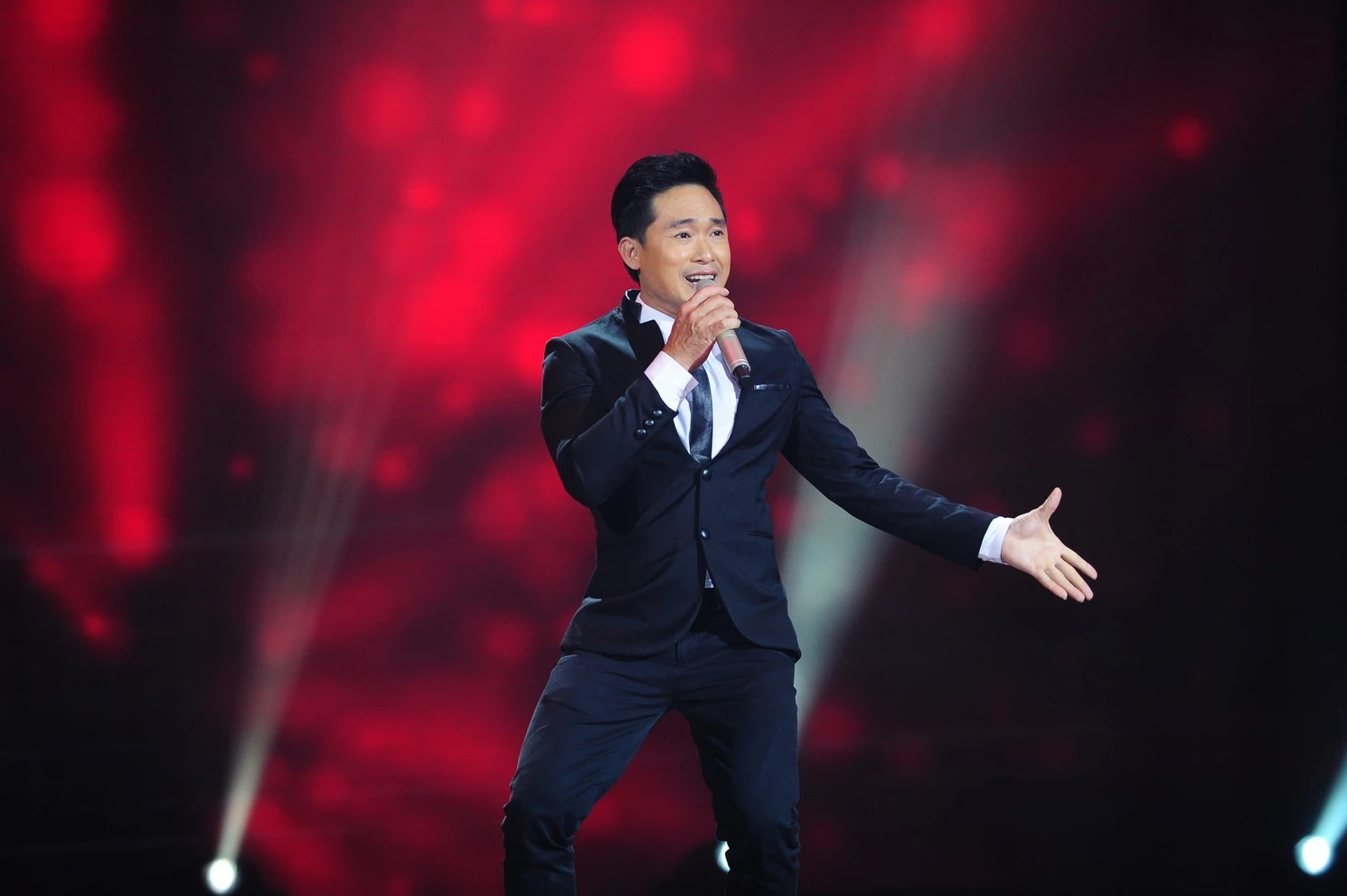 Đối thủ của cô – Lương Chí Cường tiếp tục thể hiện khí thế hào hùng trong ca khúc Bà mẹ miền Nam tay không thắng giặt. Dù chiếm thế thượng phong nhưng nam ca sĩ lại nhường cho đàn em có cơ hội đi tiếp vào vòng trong. Sau khi kết quả được mở ra, Lương Chí Cường thắng áp đảo với tỷ số: 63/38.