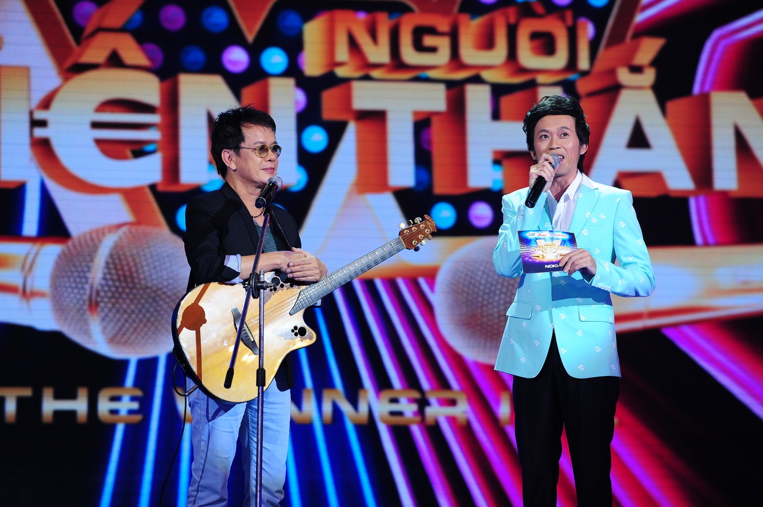 Bảng thi Ca sĩ chuyên nghiệp 2 không chỉ dậy sóng vì thái độ hỗn láo của Tùng Lâm, mà sự bất công của nhạc sĩ Đức Huy trên ghế nóng cũng khiến người xem hoang mang trên sóng truyền hình trực tiếp HTV7 tối 30/8.