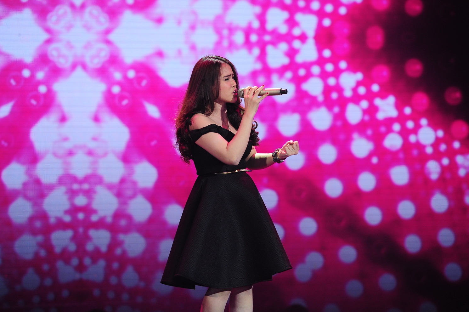 Sau khi gây ấn tượng với ca khúc Roar, Diễm Hương bước vào vòng đối đầu với tâm thế người thắng cuộc. Tuy nhiên, cô đã nhanh chóng gây thất vọng trong tiết mục Crying Over You. 