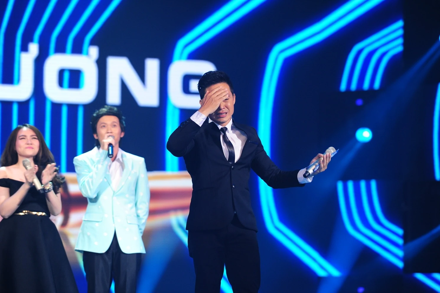 Lương Chí Cường có hành động đẹp với đàn em.