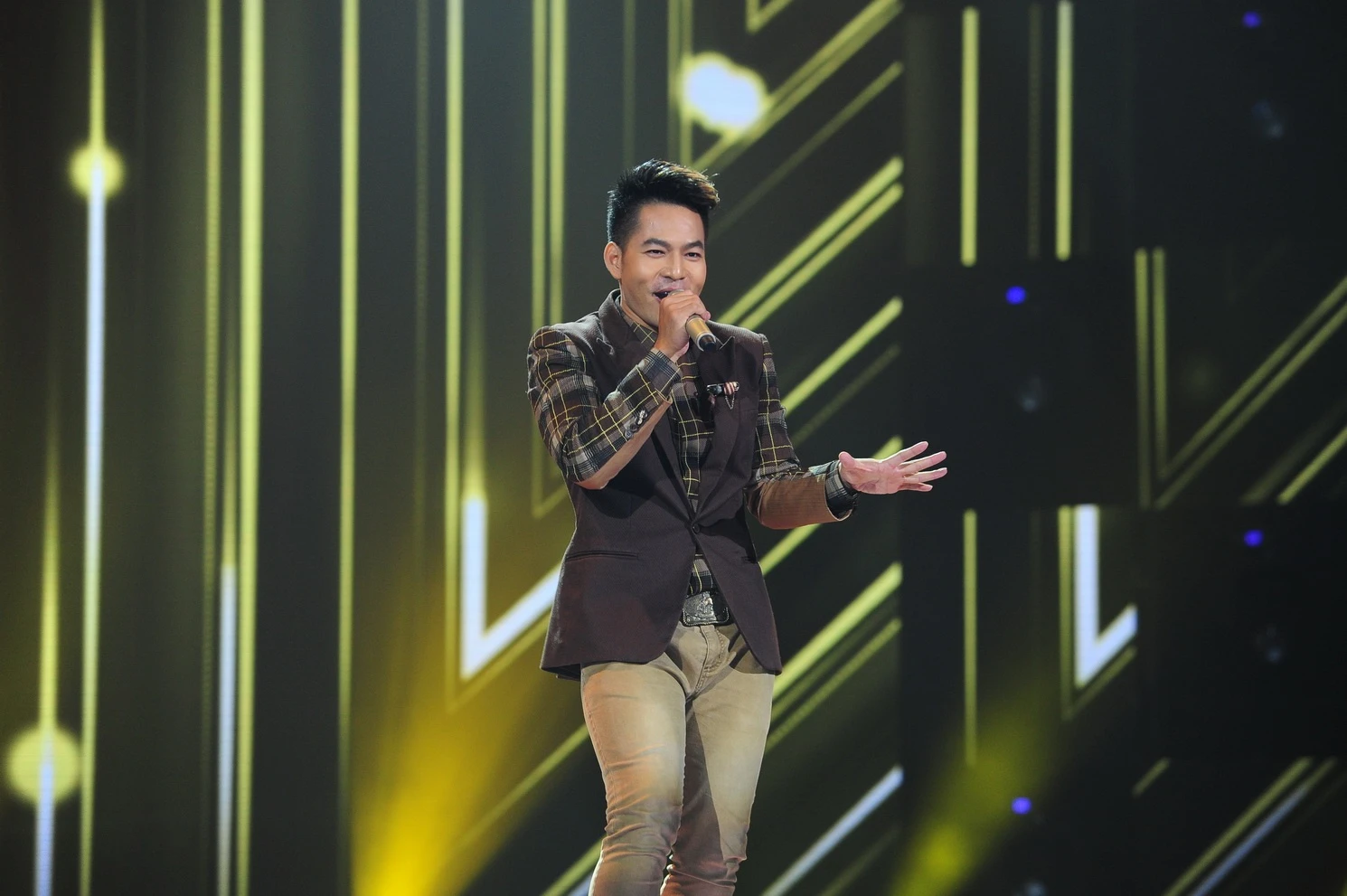 Hoàng Anh chọn ca khúc Mình là đàn ông của nhạc sĩ Lê Minh Sơn để thể hiện. Tiết mục này không đủ sức lôi cuốn khán giả, kết quả phần nào đã được báo trước nhưng nam ca sĩ Hà thành lại quyết chơi đến cùng. 