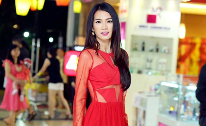 Anh Thu mac vay cat xe manh bao di xem ca nhac hinh anh