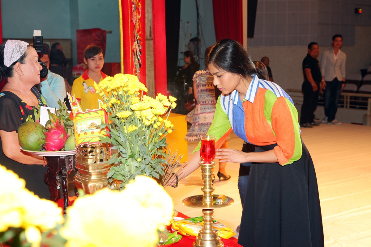 Trương Thị May cùng mẹ đến cúng Tổ