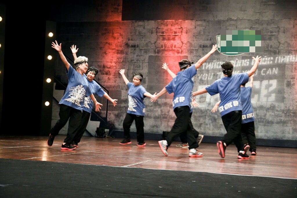 Các cụ bà cũng chịu chơi không kém khi nhảy hip hop.