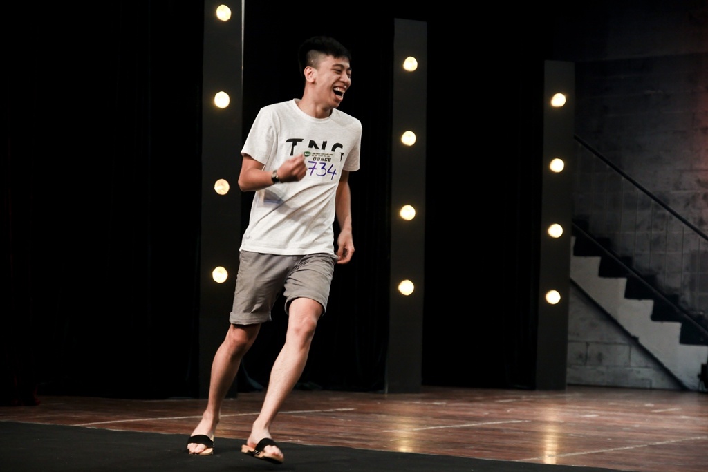 Cũng cá tính không kém, phần biểu diễn của Tô Ngọc Anh mang lại cơn sốt Funky guốc mộc làm nhiều người thích thú. Diện quần đùi, áo thun và mang guốc mộc, cháu trai của họa sĩ Tô Ngọc Vân khá lôi cuốn với những bước nhảy hip hop.