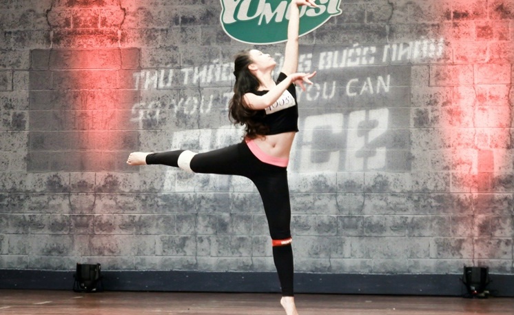 John Huy khuyen thi sinh dung cuoc choi vi chan thuong hinh anh