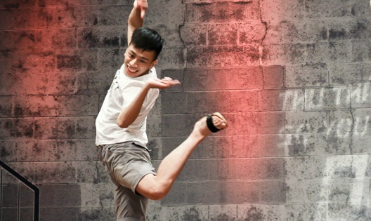 To Ngoc Anh nhay hip hop tren guoc hinh anh