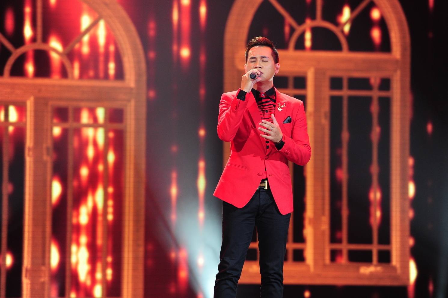 Trong khi đó, Hoàng Nhật Minh dù hát nhạc thị trường -  Chôn vùi quá khứ nhưng chất giọng khỏe và sạch sẽ của anh đủ thắng thế. 