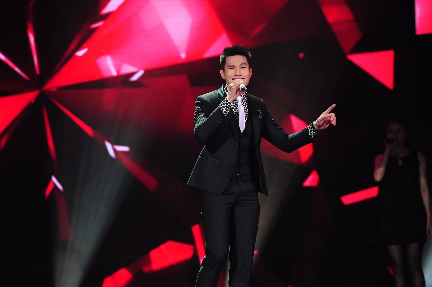 Cặp đôi Trương Thế Vinh – Minh Anh gây thất vọng vì giọng hát dù họ được xem là ca sĩ. Minh Anh thể hiện ca khúc Anh nhớ em khá vừa vặn với giọng hát của anh nhưng giám khảo chính Tấn Beo cho rằng bài hát này để thi đấu lại không phù hợp. 