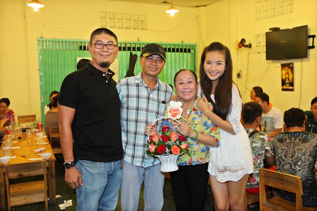 Trong phim, Phan Như Thảo vào vai nữ chính tên Diễm, trên 30 tuổi vẫn chưa có người yêu, mọi người thường gọi cô là gái ế. Cuộc tìm kiếm chồng của cô đầy kịch tính và hài hước. 