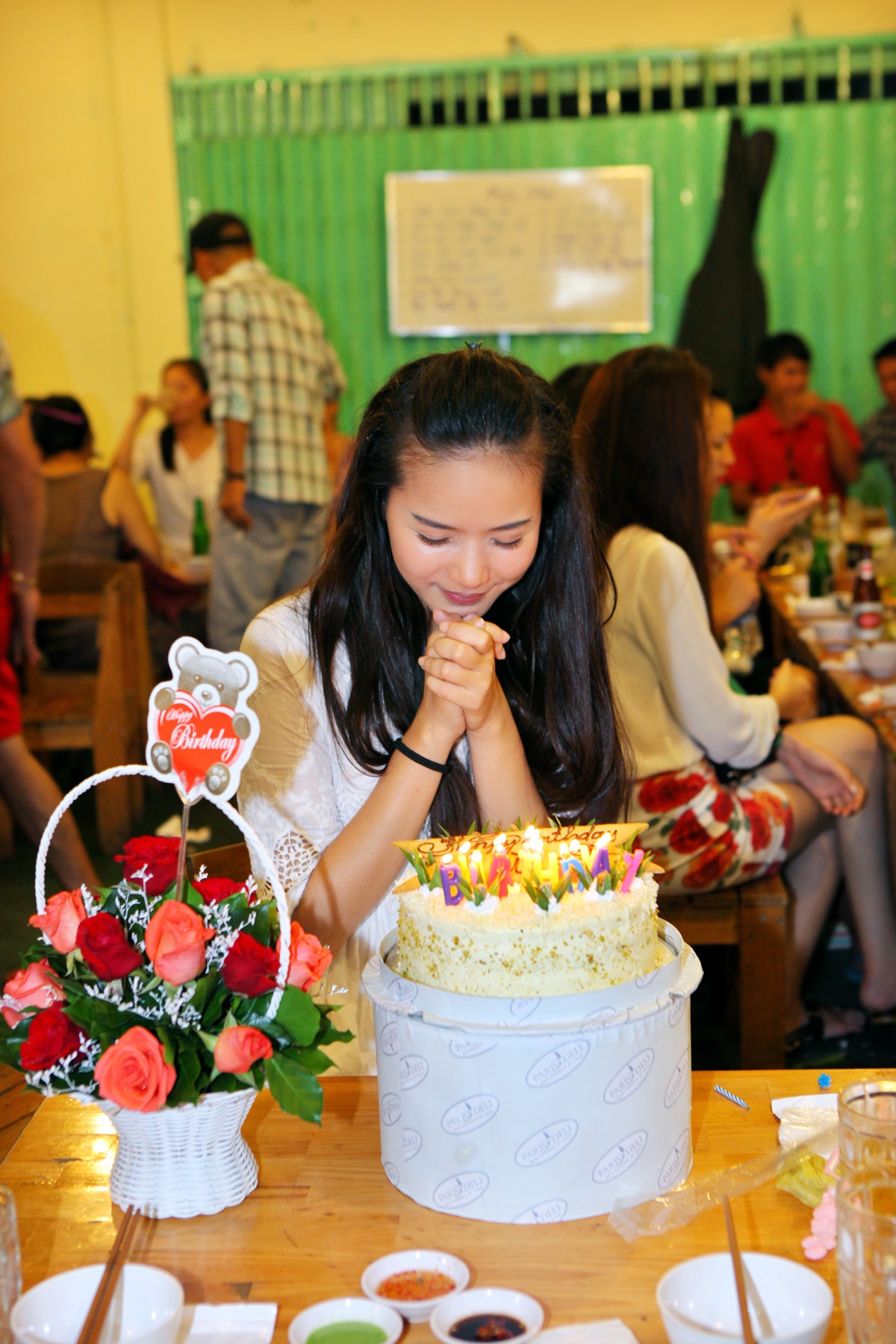 Người đẹp cảm thấy phấn khởi khi đón tuổi 27 bên các đồng nghiệp vào một ngày ý nghĩa.