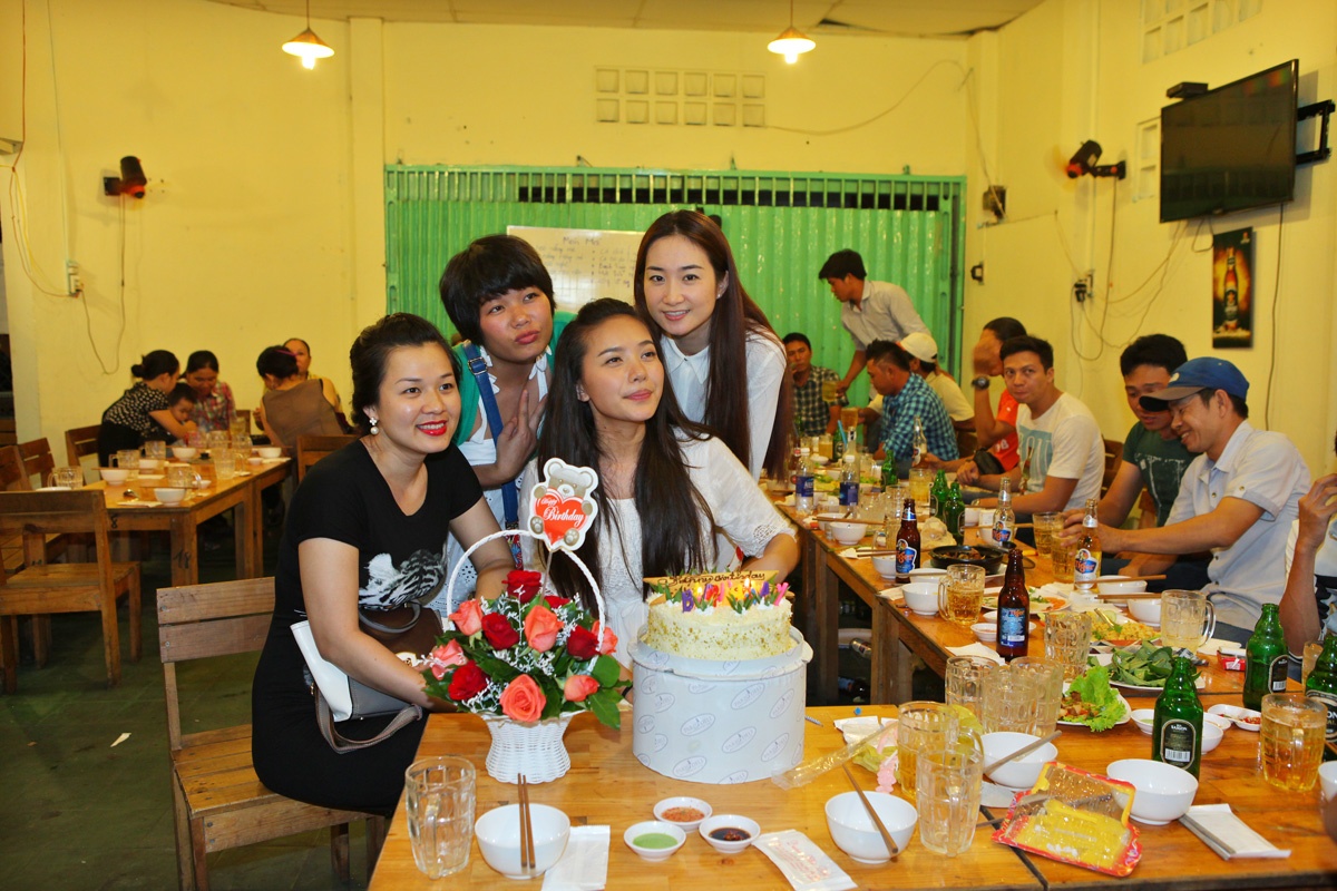 Vì đây là phim thuộc thể loại ca nhạc nên người đẹp phải thể hiện trên 20 bài hát .Gái ế kén chồng của đạo diễn Lê Nguyễn Khôi Nguyên, dài 30 tập, sẽ được phát sóng vào trưa chủ nhật hàng tuần trên HTV7 từ 21/9. 