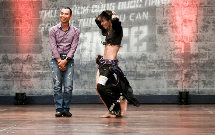 Chí Anh lúng túng