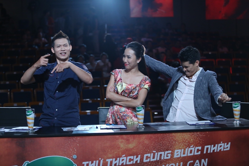 Đây là một tình huống chưa bao giờ xảy ra đối với So You Think You Can Dance trên toàn cầu, tuy nhiên, ban tổ chức vẫn đồng ý để Hoàng Khải được tham gia dự thi với tư cách thí sinh. Với năng lực sẳn có, anh dễ dàng nhận tấm vé đầu tiên trong tập 2 vào bán kết.