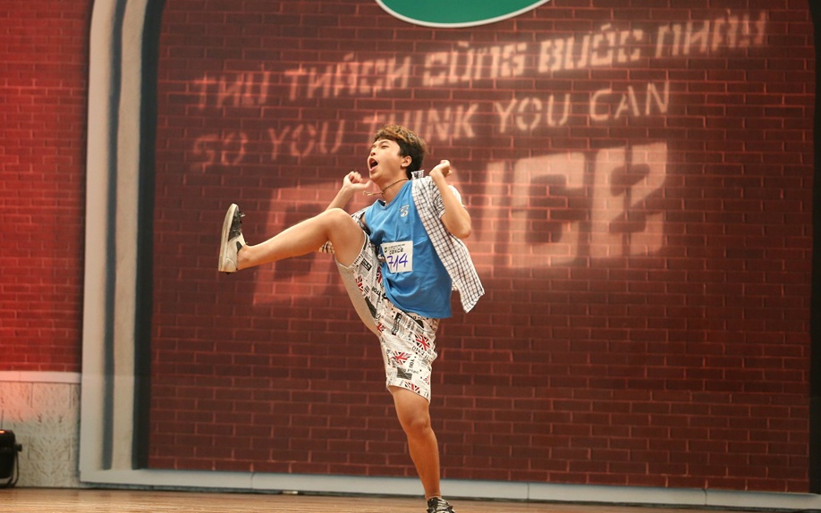 Hoàng Đại Minh bất chấp hoàn cảnh của mình để theo đuổi đam mê. Đại Minh sinh năm 1991, chỉ học hết cấp 2 và bán hàng rong tại Đà Nẵng. Ở chàng trai này toát lên sự hồn nhiên đến khó tin. Đại Minh chia sẻ rất nhiều về những khó khăn của cậu bé từ lúc nhỏ cho đến lớn, ba mẹ chia tay, phải đi bán hàng rong kiếm sống, đến cả đôi giày đi thi cũng phải mượn của hàng xóm. Đam mê nhảy múa là thứ không thể giấu khi nhìn Đại Minh xem người khác nhảy. Tuy quyết tâm và đam mê là thế nhưng cậu bé vẫn không thể vượt qua nổi vòng loại tuyển sinh.