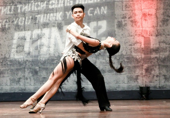 Hoang Khai tro tai nhay dancesport hinh anh