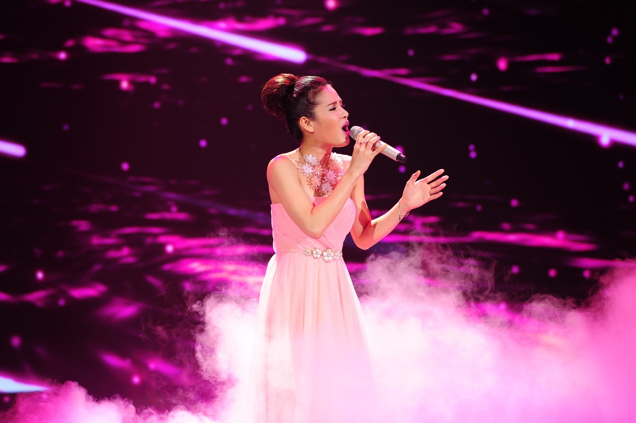 Trong khi đó, Phương Trinh lựa chọn ca khúc Chậm lại một phút. Giọng hát của nữ ca sĩ xinh đẹp không xuất sắc như Tùng Lâm nhưng cô biết phát huy lợi thế của bản thân. Từng đóng khá nhiều phim nên cô dễ dàng lồng cảm xúc vào trong bài hát để bùng nổ ở những đoạn cao trào. 