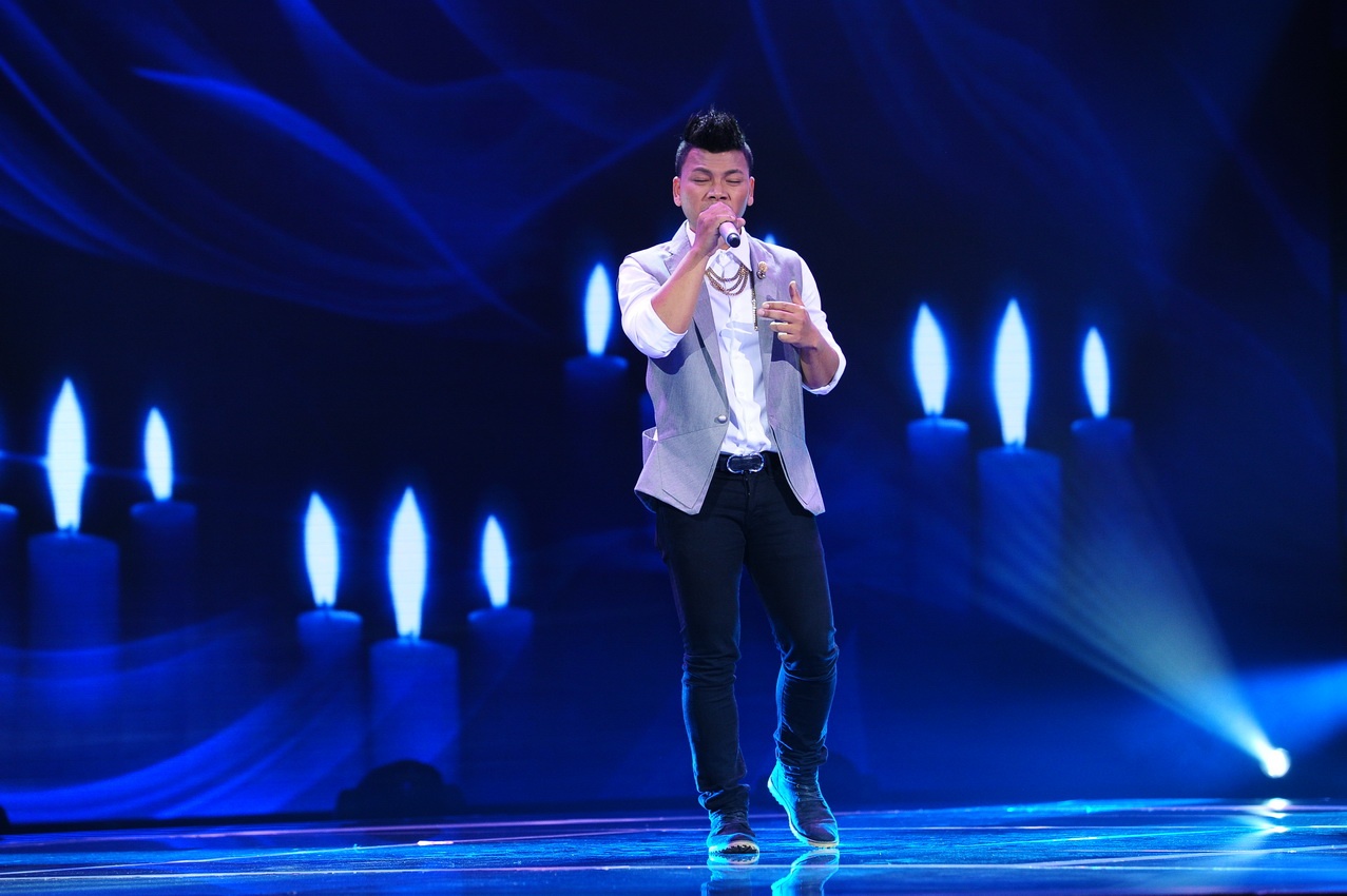 Chất giọng ấm áp và mộc mạc của Blada khiến bài hát trở nên nhẹ nhàng hơn nhưng cũng đầy da diết không kém. Anh khá thông minh khi dùng lối hát thủ thỉ để đẩy đoạn cao trào làm người nghe cảm thấy thoải mái.