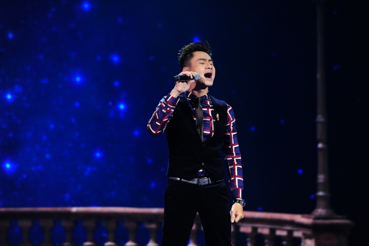 Trong hoàn cảnh bất lợi cho bản thân nhưng Tùng Lâm vẫn bỏ qua mọi yếu tố ngoại cảnh, anh tập trung vào giọng hát để có màn đối đầu chất lượng với Phương Trinh. Nam ca sĩ gốc Bắc lựa chọn ca khúc Hoang mang vốn được gắn mác cho Hồ Quỳnh Hương nên đây được xem là bước đi mạo hiểm. 