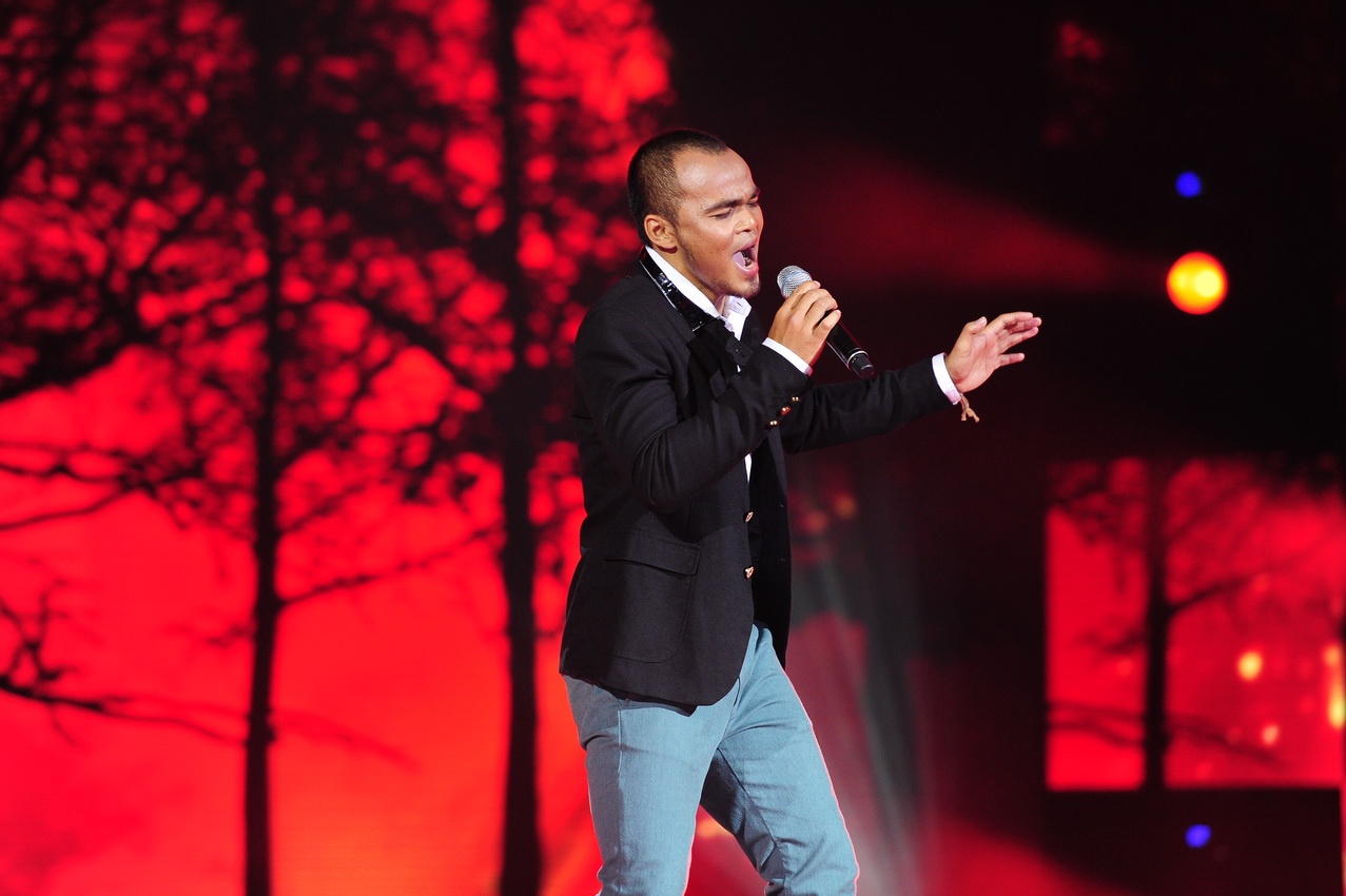 Đối thủ của Blada chọn Đôi chân trần của quê hương để đối đầu. Nay Danh vốn được đào tạo bài bản nên khoe được giọng hát khỏe khoắn. Tuy nhiên, ngoài điều này, anh không có dấu ấn nào đặc biệt. Nhưng có đến 59 giám khảo bình chọn cho Nay Danh trong khi Blada chỉ nhận được 42 điểm.