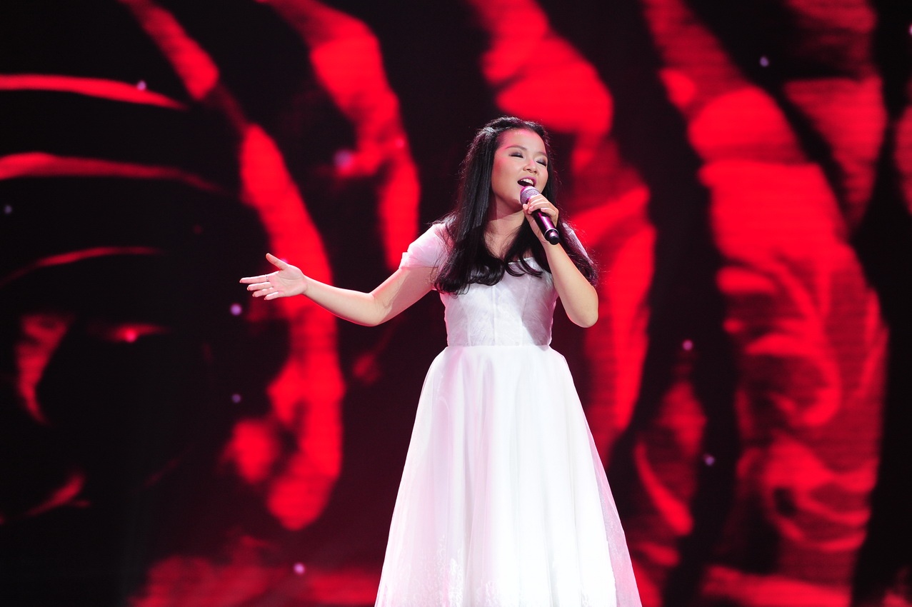 So với tiết mục “nặng ký” của Bích Lệ, Lan Anh có màn biểu diễn khá “nhẹ cân” khi hát Mẹ yêu con. Cô gái của hiện tượng mạng gây ấn tượng nhờ sự trong trẻo trong giọng hát nhưng vì quá cầu kỳ trong cách xử lý đã khiến những nốt cao của cô bị đuối.