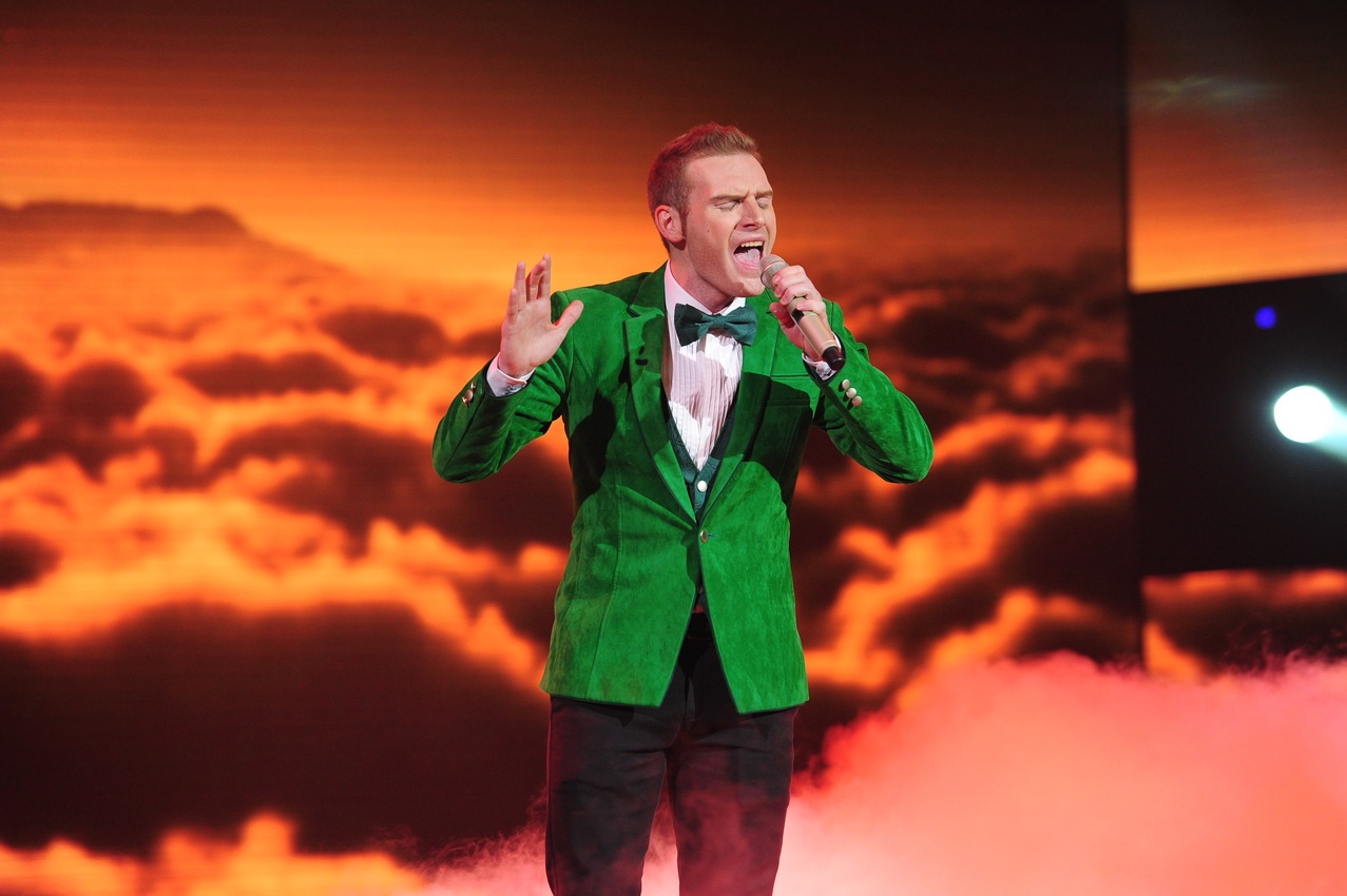 Trong khi đó, đối thủ của Hà Lê – Kyo York lại chọn ca khúc nổi tiếng Tình ca để thể hiện. Tuy nhiên, giọng hát của anh để lộ nhiều khuyết điểm cho thấy cách chọn bài của Kyo là sai lầm. Tình ca quá sức so với chất giọng của nam ca sĩ người Mỹ. Tinh thần bài hát được Kyo truyền tải chưa đúng mạch và nhiều đoạn bị gãy gọn khiến người nghe không hài lòng.