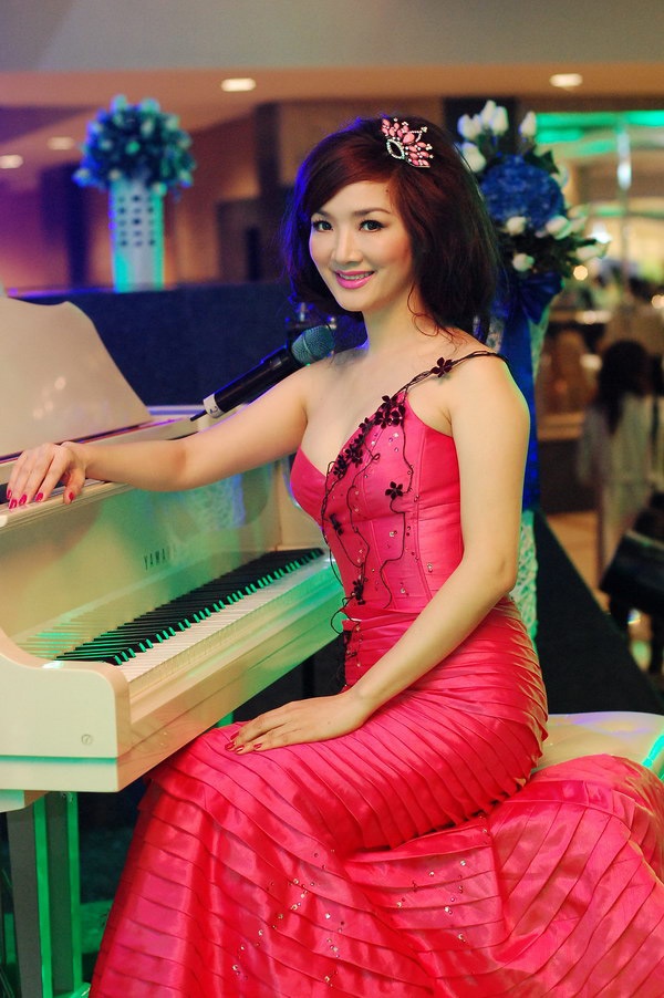  Hoa hậu đền Hùng Giáng My có nhan sắc trẻ trung hơn nhiều so với tuổi nhưng khi diện bộ đồ quá trẻ khiến cô mất đi vẻ đằm thắm