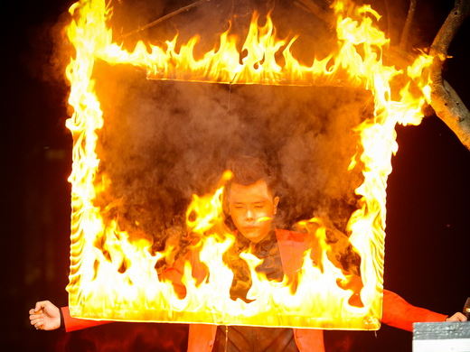 Trinh Thang Binh gap su co voi dam chay tren san khau hinh anh