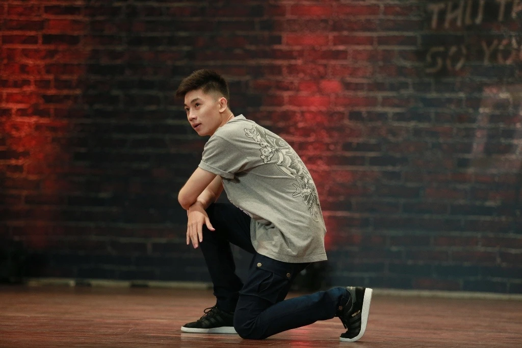 Sơn Lâm cũng là học trò của John Huy Trần, đang hoạt động cho vũ đoàn UDG, anh 19 tuổi đến từ TP.HCM. Sau màn trình diễn điêu luyện và chất lượng, Sơn Lâm nhận được cơn mưa lời khen từ các giám khảo. Không chỉ thuyết phục trong từng bước nhảy, chàng trai này cũng làm khán giả ấn tượng vì sự ngây thơ trong phần giao lưu.