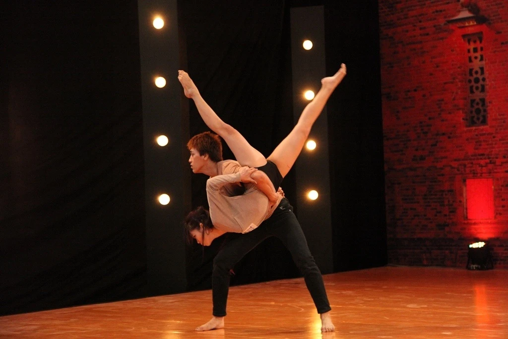 Đình Lộc hỗ trợ bạn gái trong những động tác bưng bê đầy chắc chắn và tin tưởng.