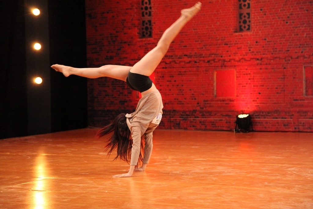 Những cú xoạc chân thoăn thoắt và bậc cao đầy ấn tượng của người yêu Đình Lộc đã chinh phục ban giám khảo. Hình ảnh của Xuân Thảo gợi nhớ đến Ngọc Anh – “ngựa ô” của mùa 2 là cô gái duy nhất dám thực hiện những động tác khó và nguy hiểm không tưởng.