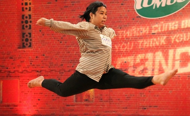 Chang trai dong tinh nhay tren giay cao got hut nguoi xem hinh anh