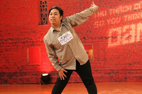 Chang trai dong tinh nhay tren giay cao got hinh anh