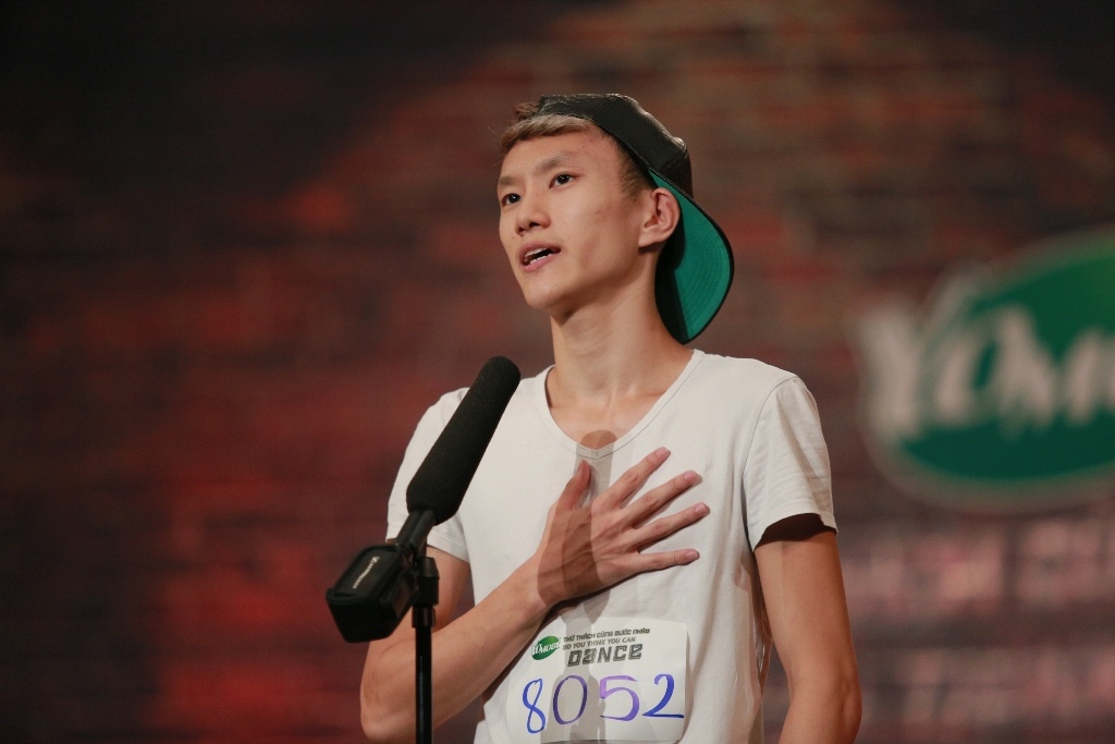 Trước khi bước lên sân khấu để dự thi, Eric đã có một phần giao lưu không thể nhịn cười với MC Trấn Thành.