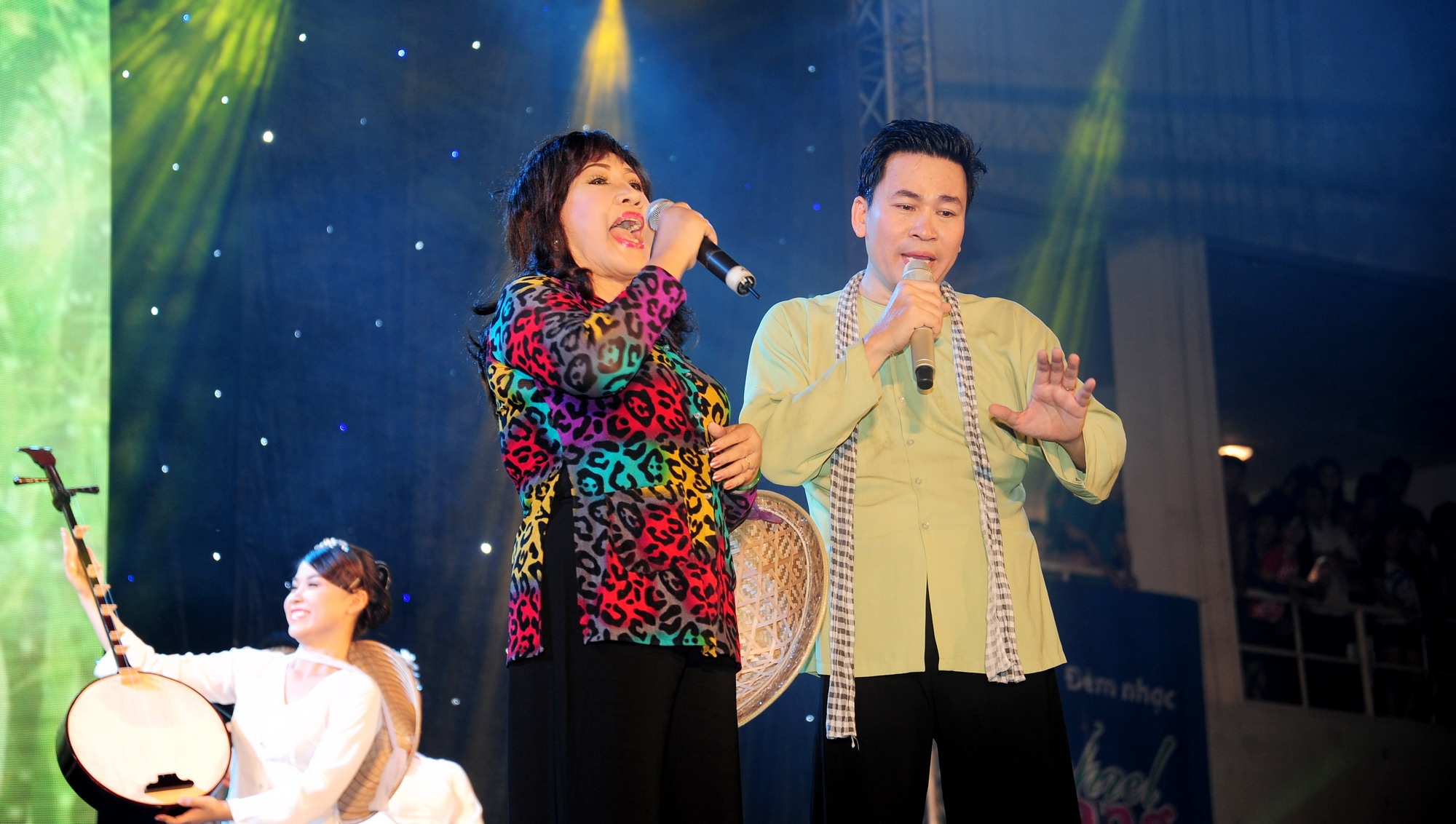 NSND Lệ Thủy bất ngờ xuất hiện trong đêm nhạc với tư cách khách mời. Người nghệ sĩ cải lương được hàng triệu khán giả mến mộ song ca cùng Michael Lang trong ca khúc Thương hoài miền Tây. 