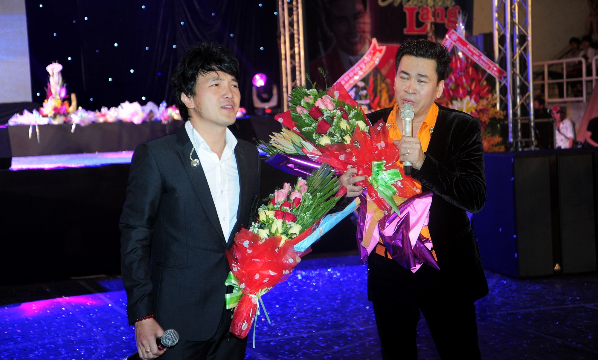 Theo dự kiến sẽ có Ngọc Sơn nhưng anh không kịp hủy chuyến lưu diễn tại miền Trung nên Dương Ngọc Thái phải thay sư phụ góp mặt trong đêm nhạc của Michael Lang. Anh đành phải dời chuyến lưu diễn ở Úc chậm đi một ngày. 