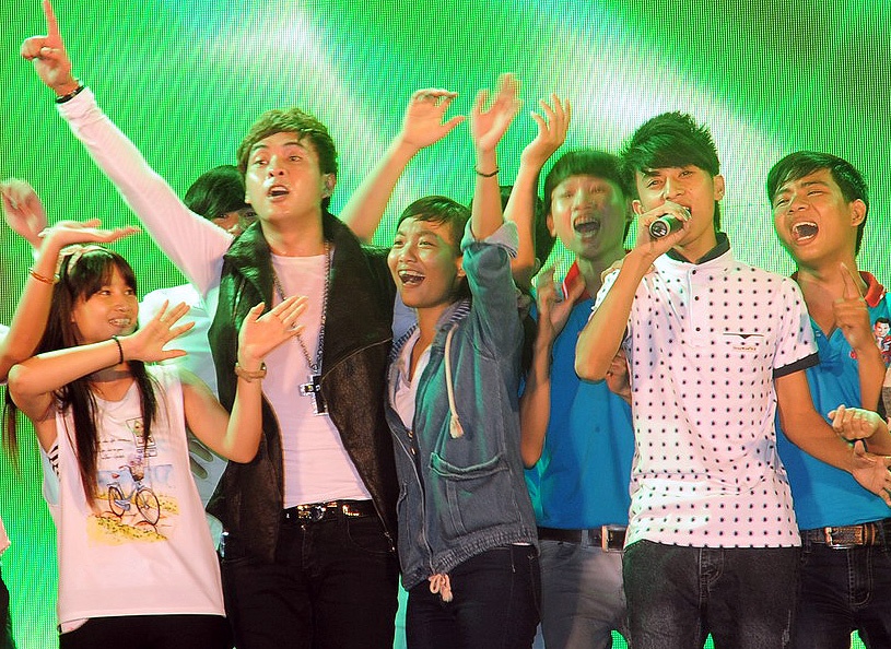 Ho Quang Hieu bi cuop mic tren san khau hinh anh