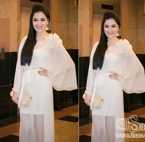 Nguyễn Thị Huyền diện váy ren trắng kết hợp tóc mượt mà và túi cầm tay trông rất ăn ý và hoàn hảo. Vẻ đẹp nữ tính và nhẹ nhàng của Hương Giang.