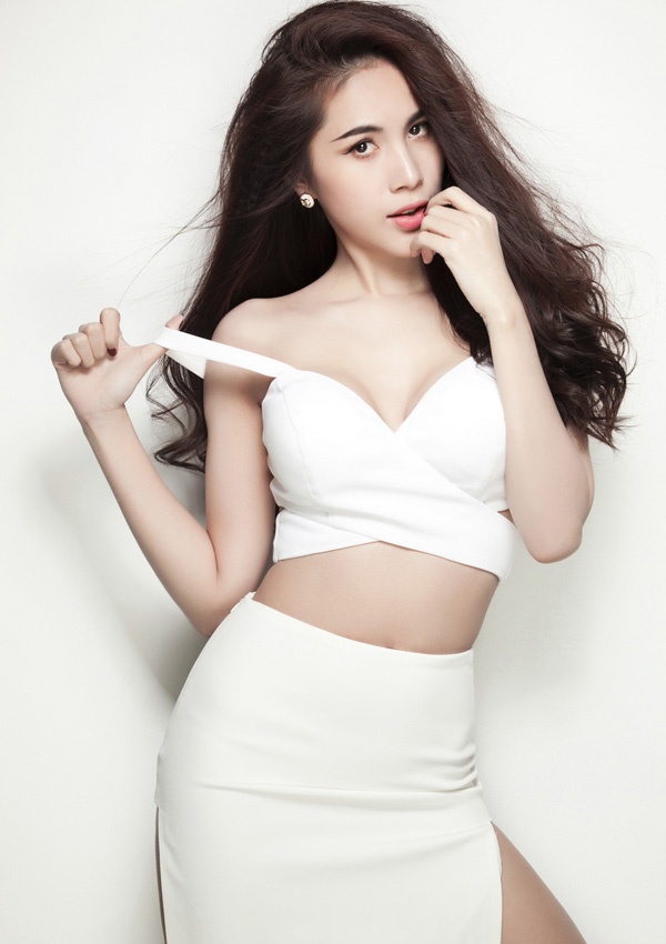 Thủy Tiên sở hữu thân hình nóng bóng, gợi cảm và cô luôn tận dụng lợi thế trong các MV, sân khấu ca nhạc.