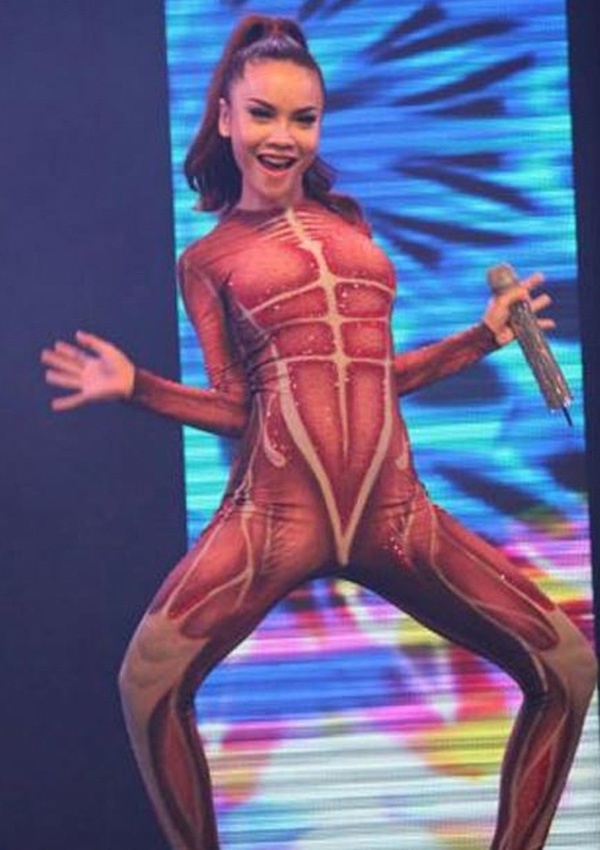 Không chỉ mặc trang phục khó đỡ, Yến Trang còn tạo dáng kỳ quặc.