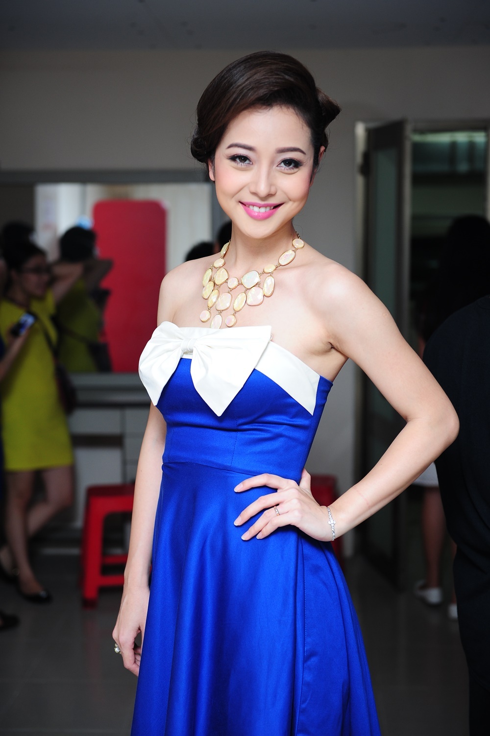 MC xinh đẹp của chương trình rạng rỡ trong hậu trường.